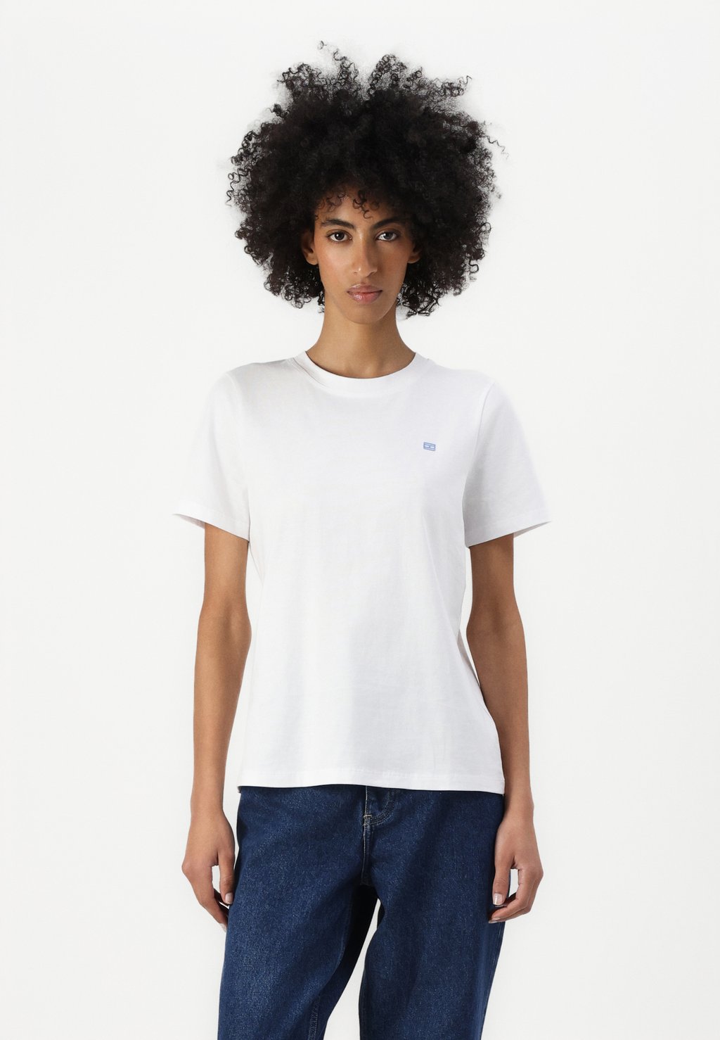

Базовая футболка CONTRAST FLAG TEE Tommy Hilfiger, белый