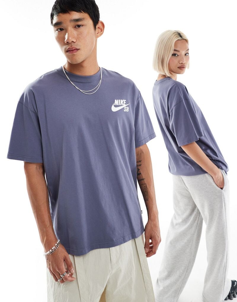 

Nike – фиолетовая футболка с логотипом на груди