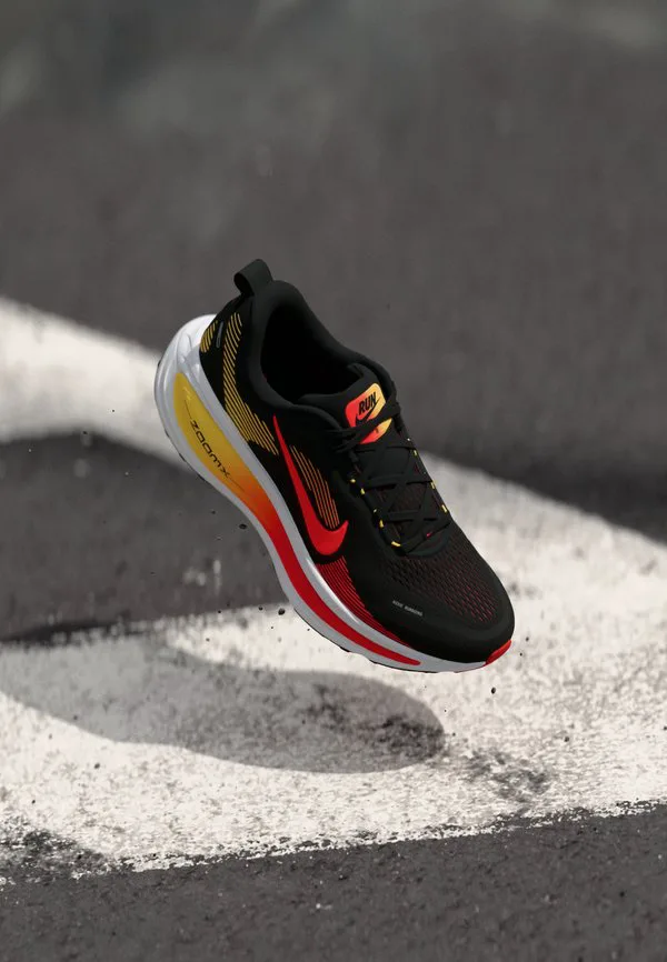 Кроссовки для бега по шоссе vomero 18 Nike Performance, Black/Bright Crimson/Light Crimson/Topaz Gold-Coloured/White/Team Red