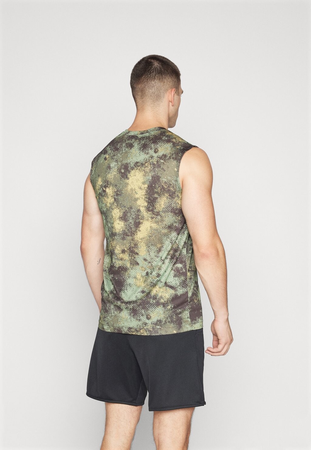 

Топ TEE CAMO Nike Performance, зеленый