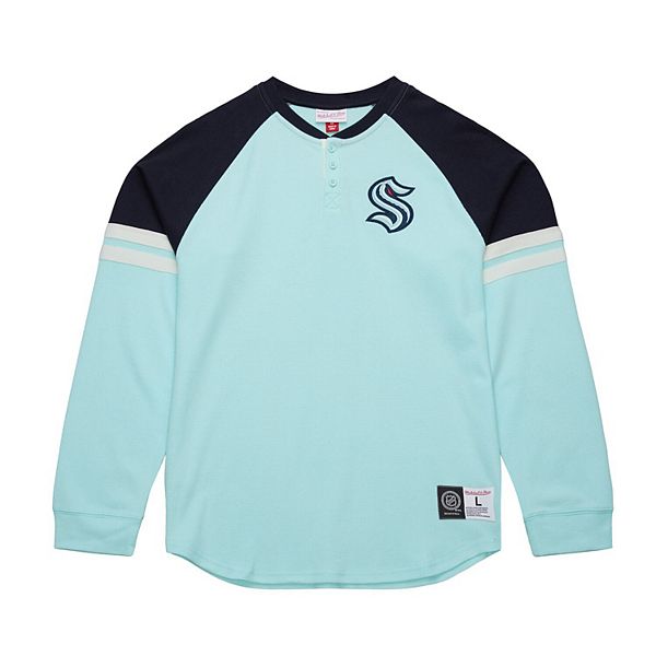 

Мужская светло-голубая футболка henley long sleeve seattle kraken thermal Mitchell & Ness