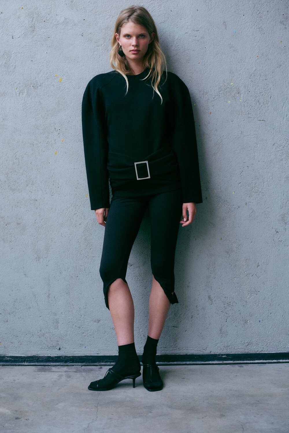 

Толстовка с пряжкой ZARA, черный