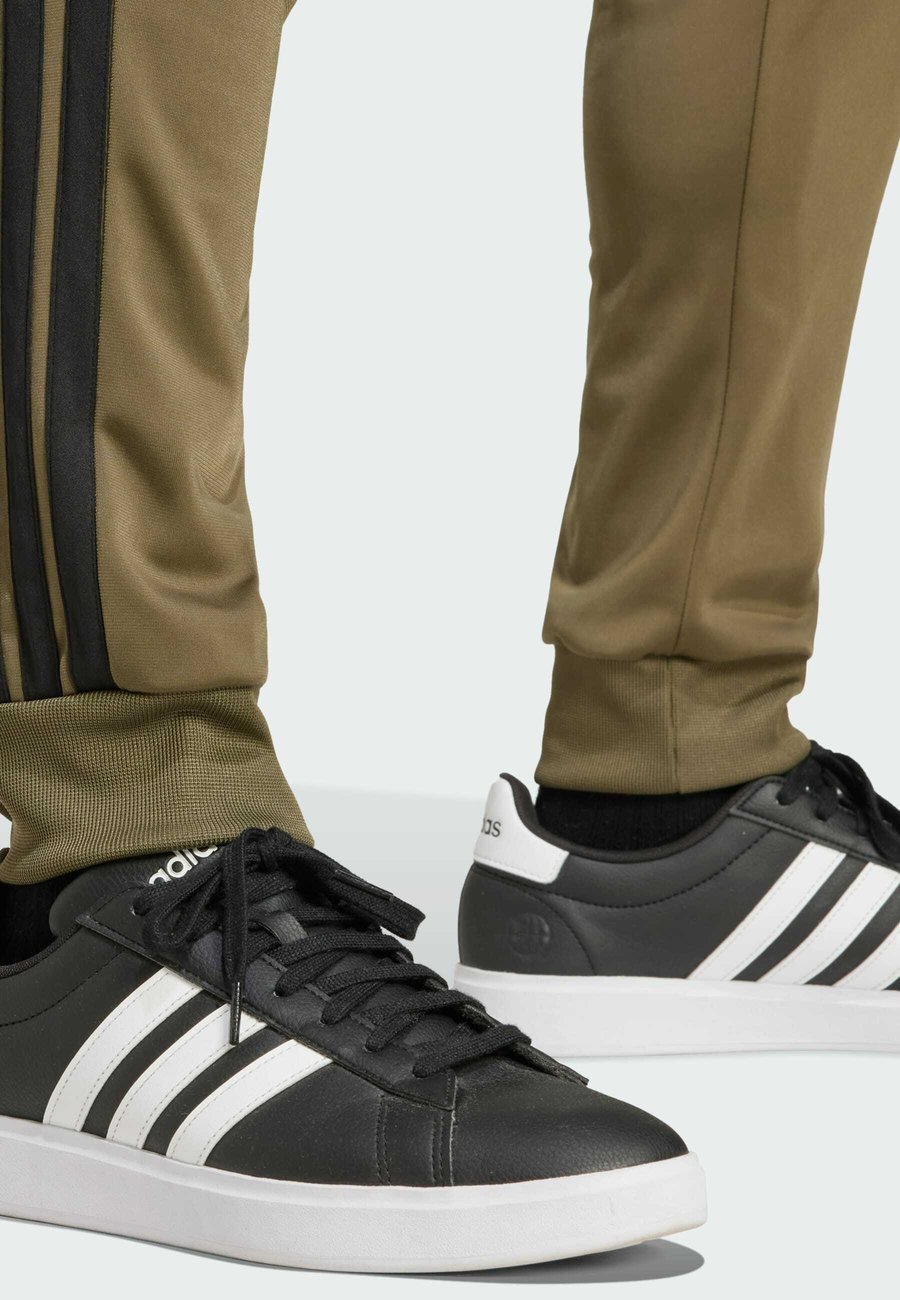 Спортивный костюм Adidas Sportswear M 3S TR TT TS SET, Olive Strata/Olive — фото 4