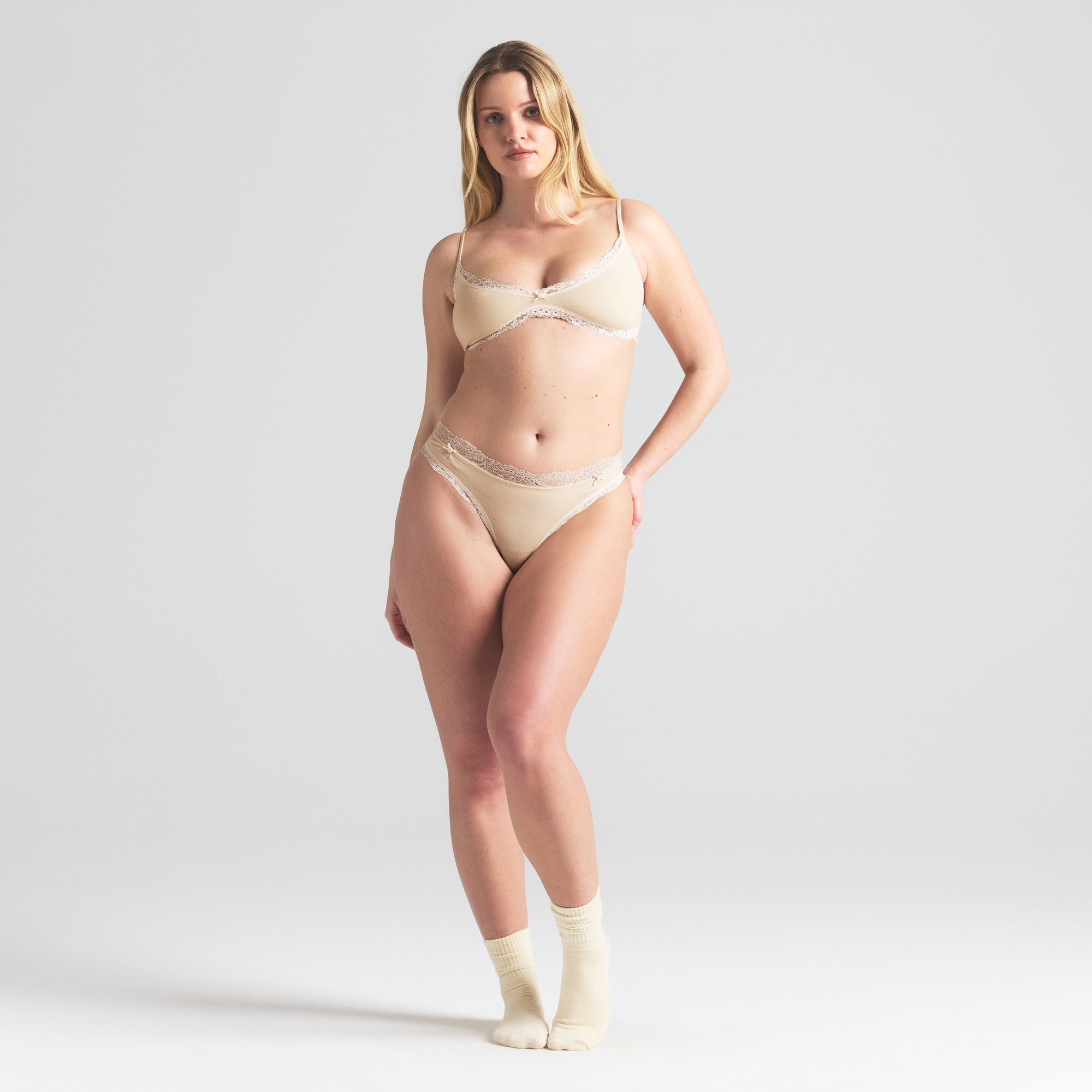 

Кружевной обтягивающий бюстгальтер без косточек SKIMS COTTON JERSEY, цвет butter