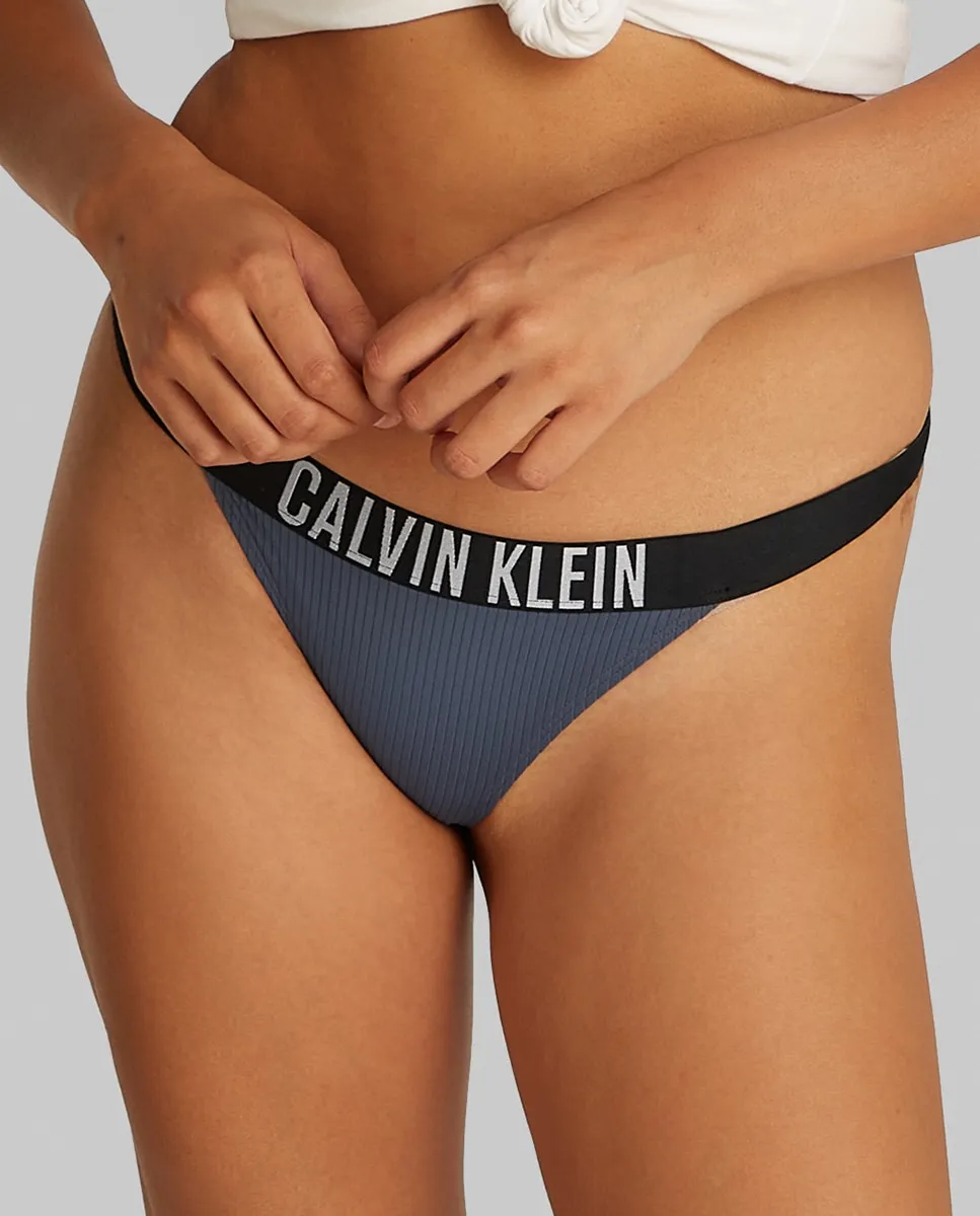

Классические плавки бикини в рубчик с логотипом на талии Calvin Klein, серый