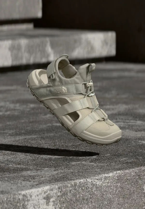 Изучите сандалии для пеших прогулок в кемпинге. The North Face, Calacatta/Soapstone