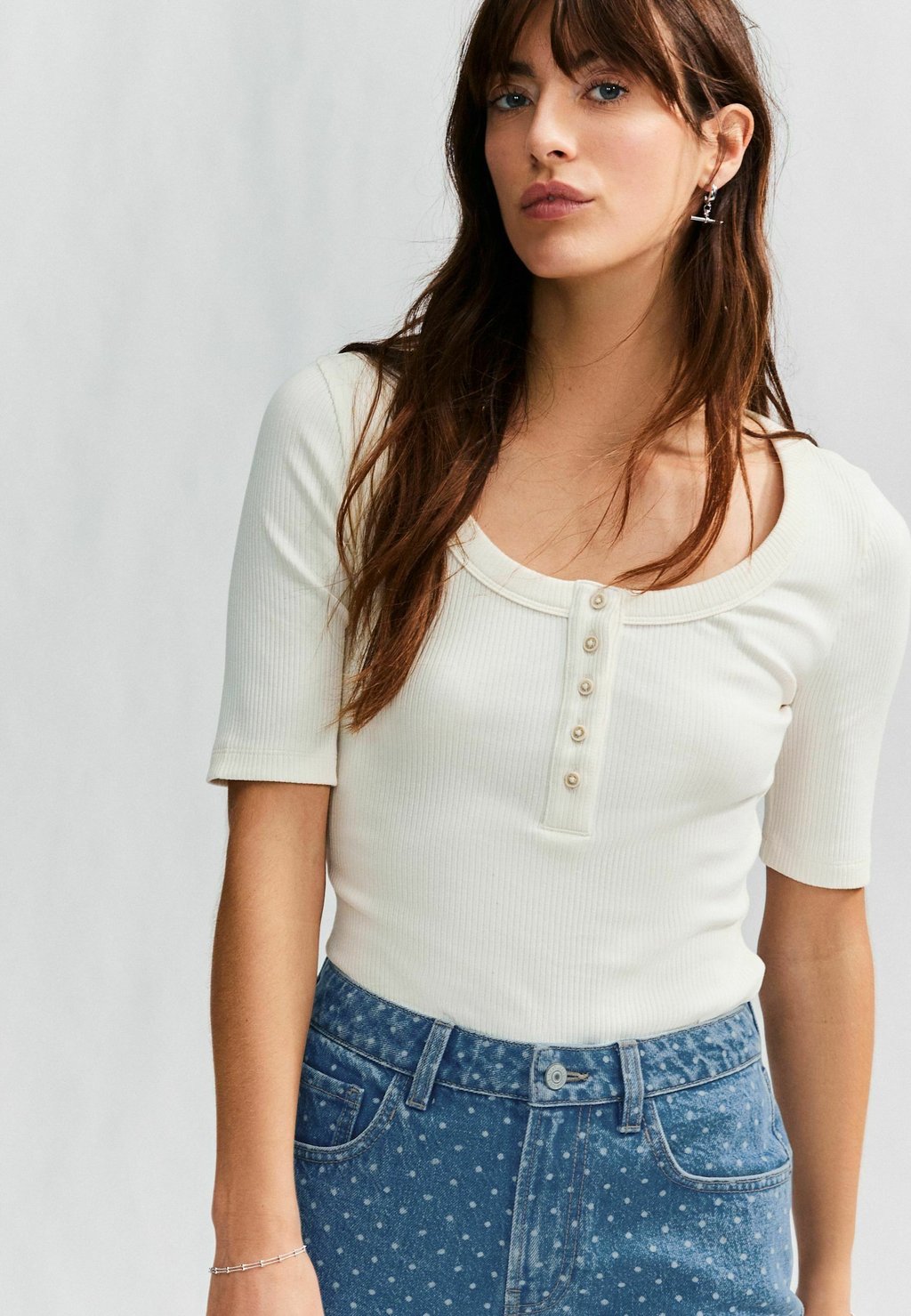 

Базовая футболка REGULAR FIT - WIDE SHORT SLEEVE BUTTON HENLEY Next, слоновая кость