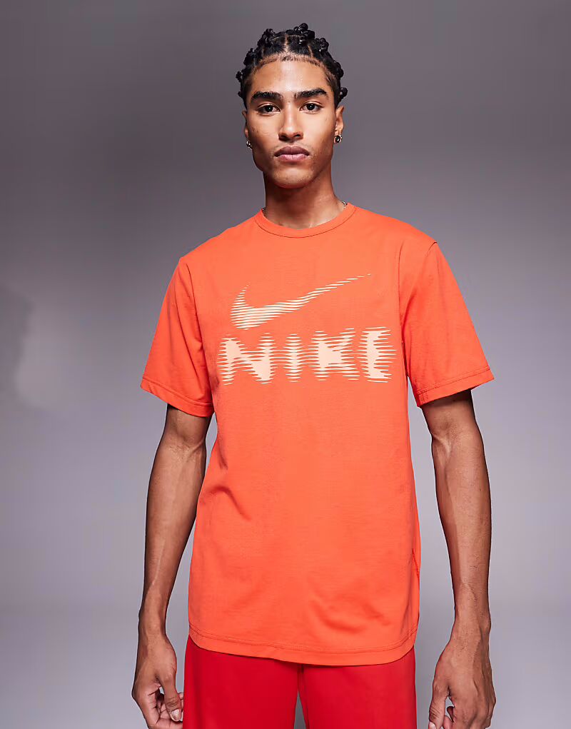 

Футболка Nike Training Hyverse Dri-FIT красного цвета