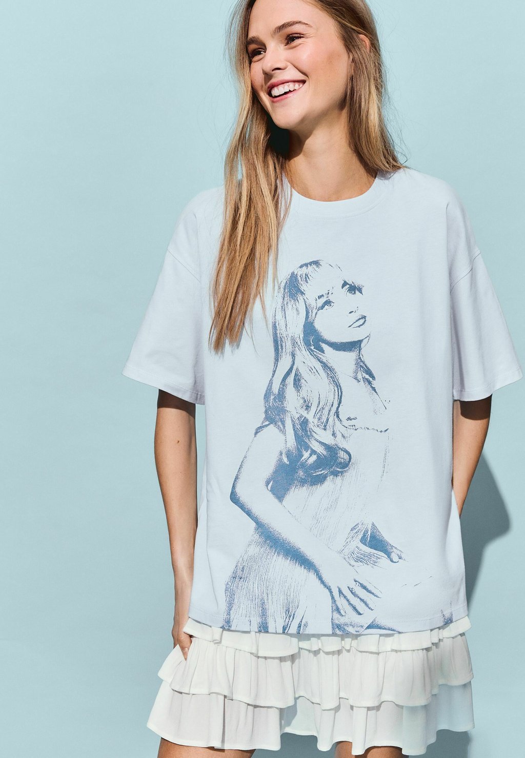 

Футболка с принтом Bershka, светло-голубой