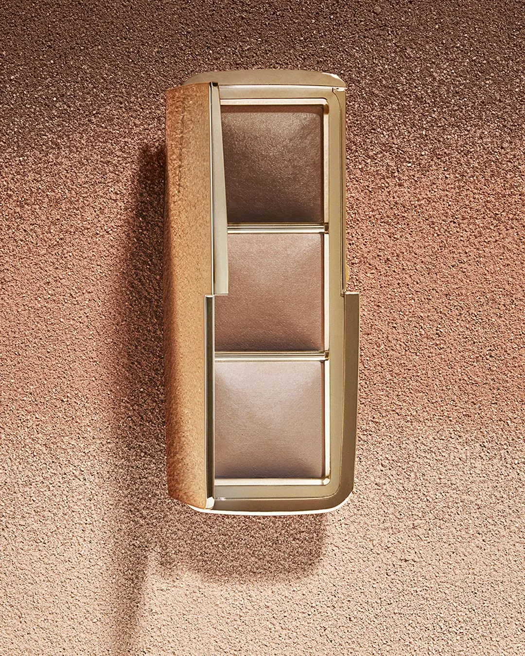 Палитра хайлайтеров Hourglass Ambient Lighting. Палитра из трех оттенков для идеального цвета лица. Не тестируется на животных и подходит для веганов. Том 2, Vol 2 — фото 3