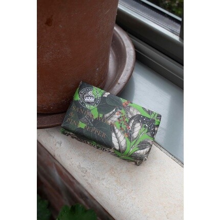 The English Soap Company Королевский ботанический сад Кью Обернутое мыло Роскошное мыло с маслом ши и сандаловым деревом 240 г — фото 3