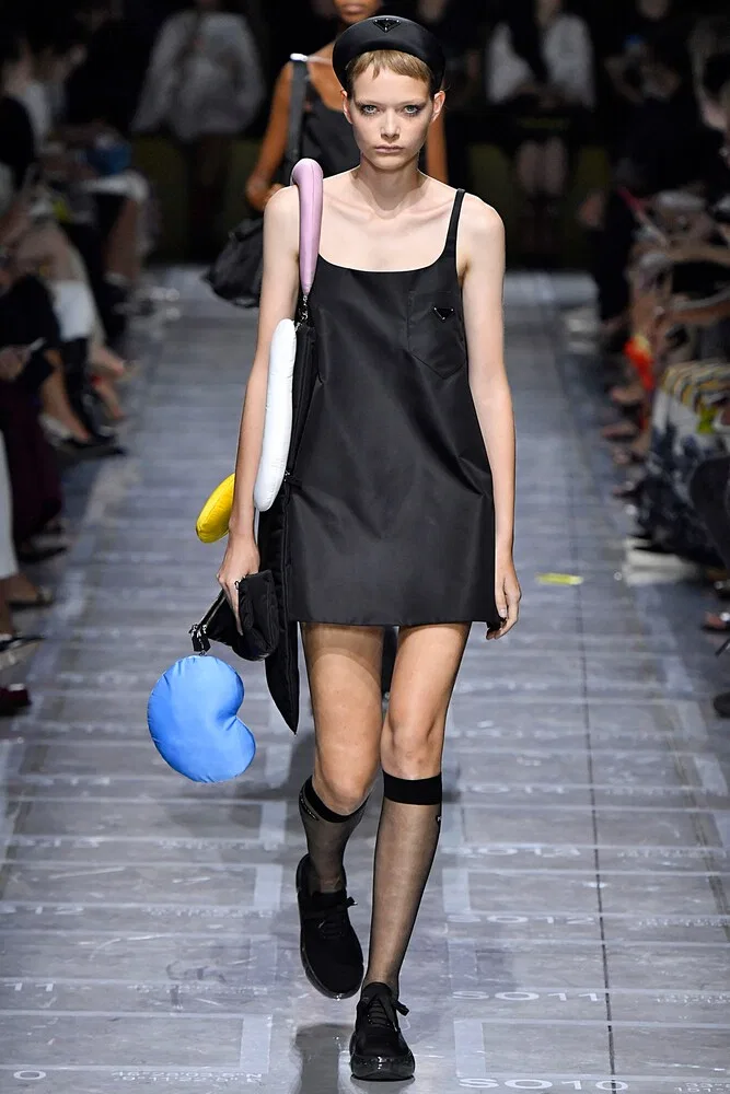 Атласная повязка на голову с логотипом Prada, черный — фото 4