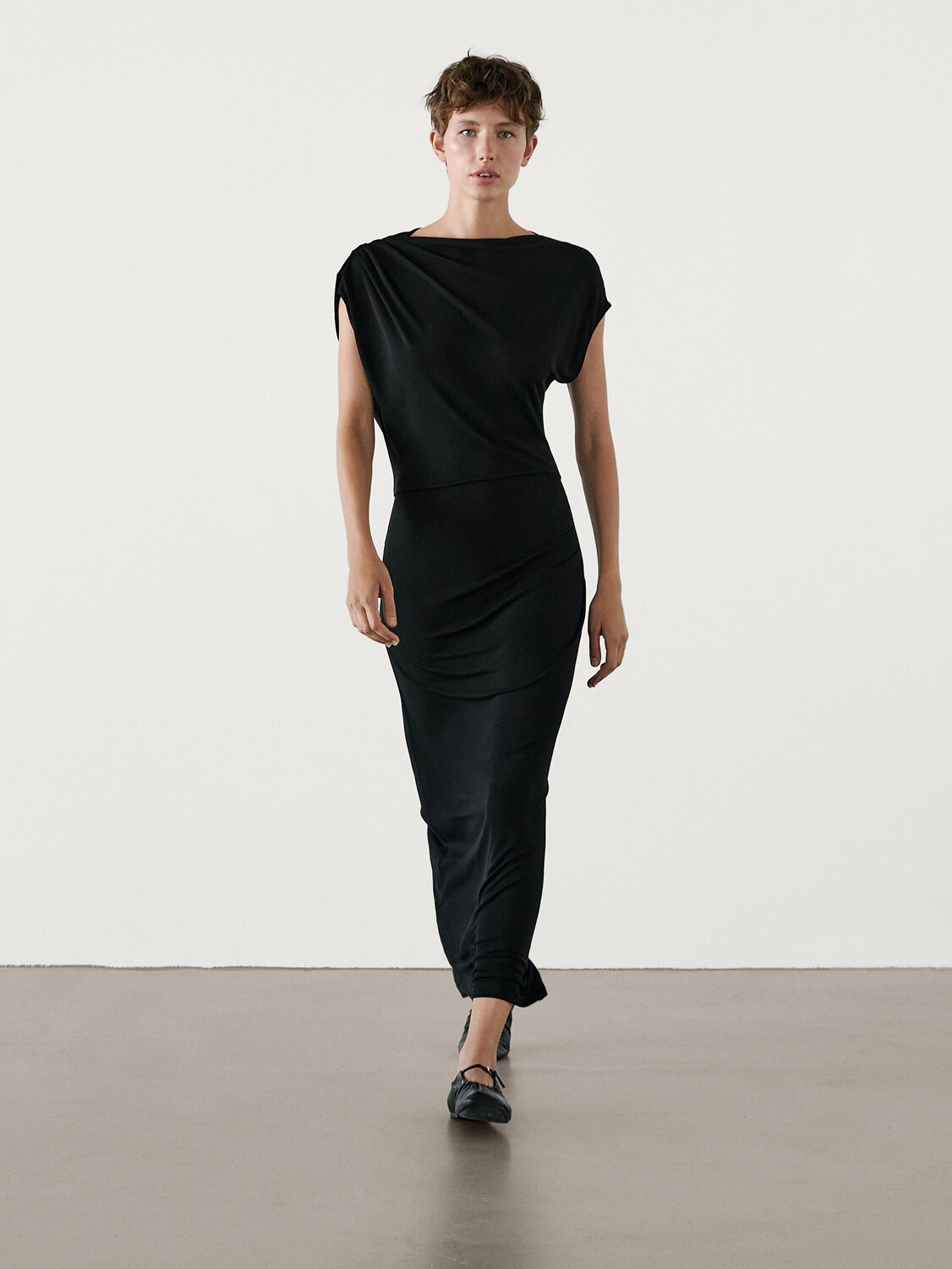 

Длинное драпированное платье с отделкой на плечах Massimo Dutti, черный