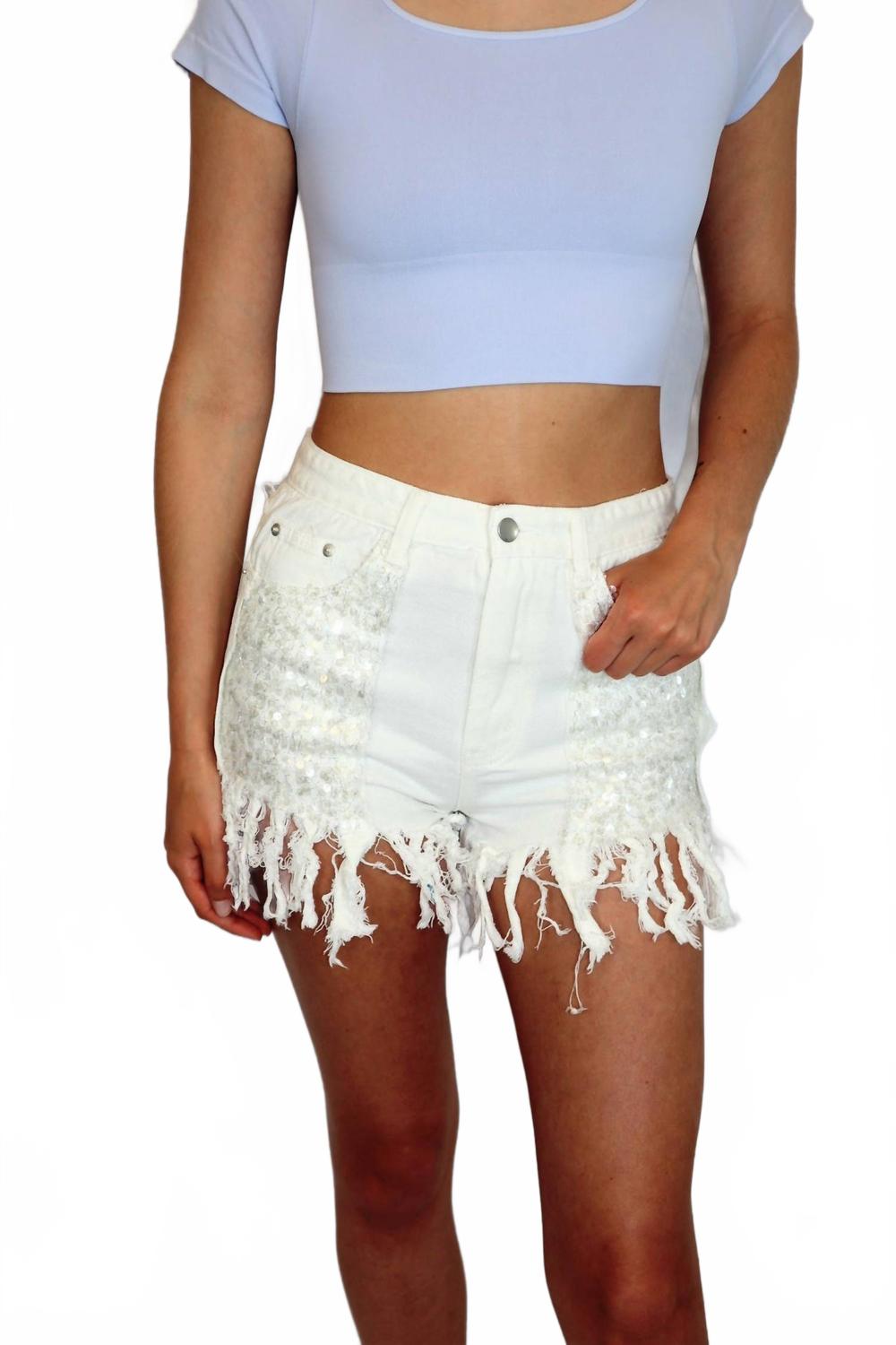 

Белые шорты с пайетками, бахромой и передним карманом POL