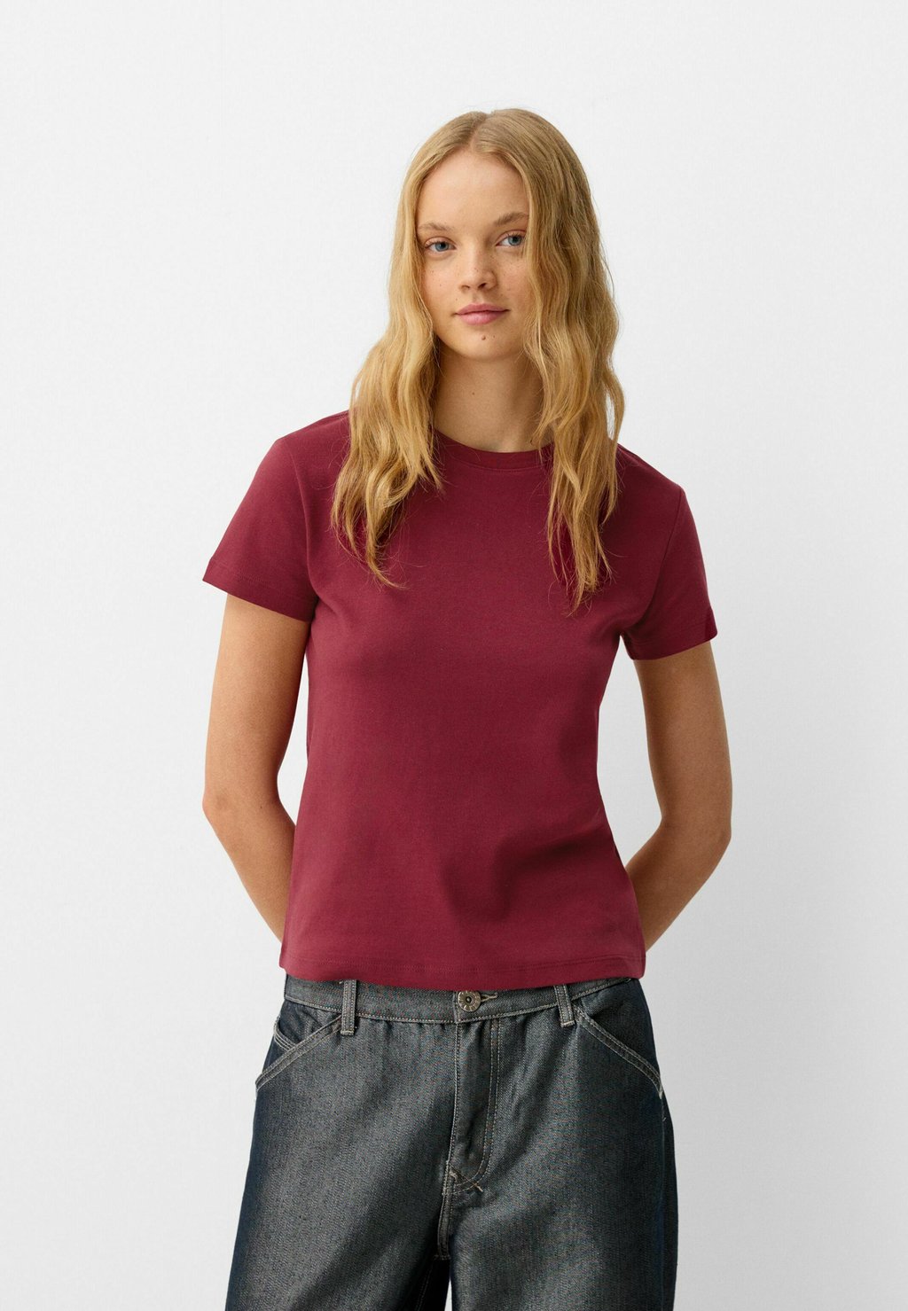 

Базовая футболка Bershka, темно-красный