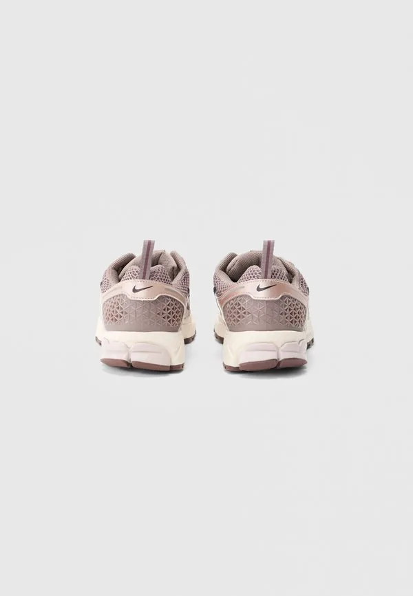 Vomero 5 bg унисекс низкие кроссовки Nike Sportswear, Taupe Haze/Silt Red/Pale Ivory — фото 3