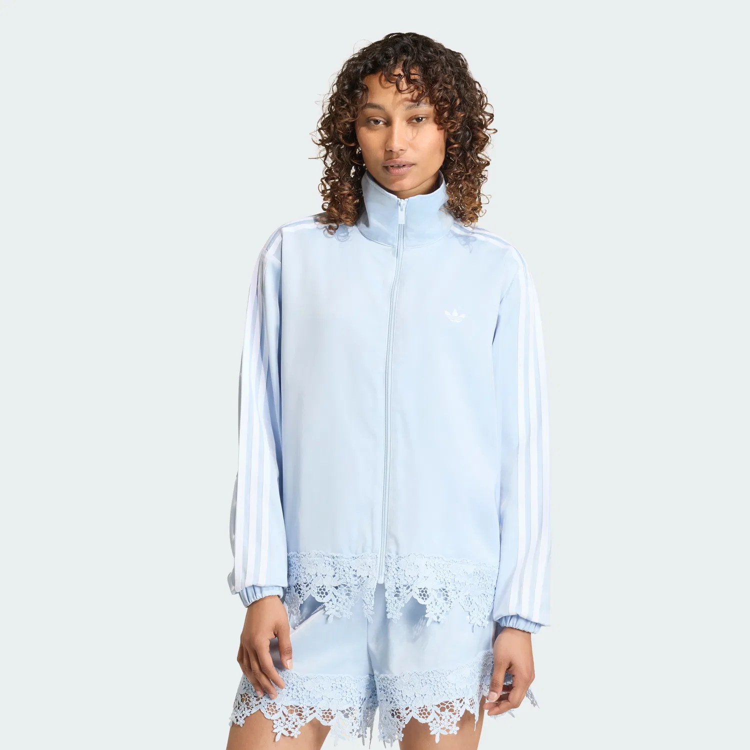 Женская свободная атласная спортивная куртка Firebird Originals от Adidas, цвета Crystal Sky