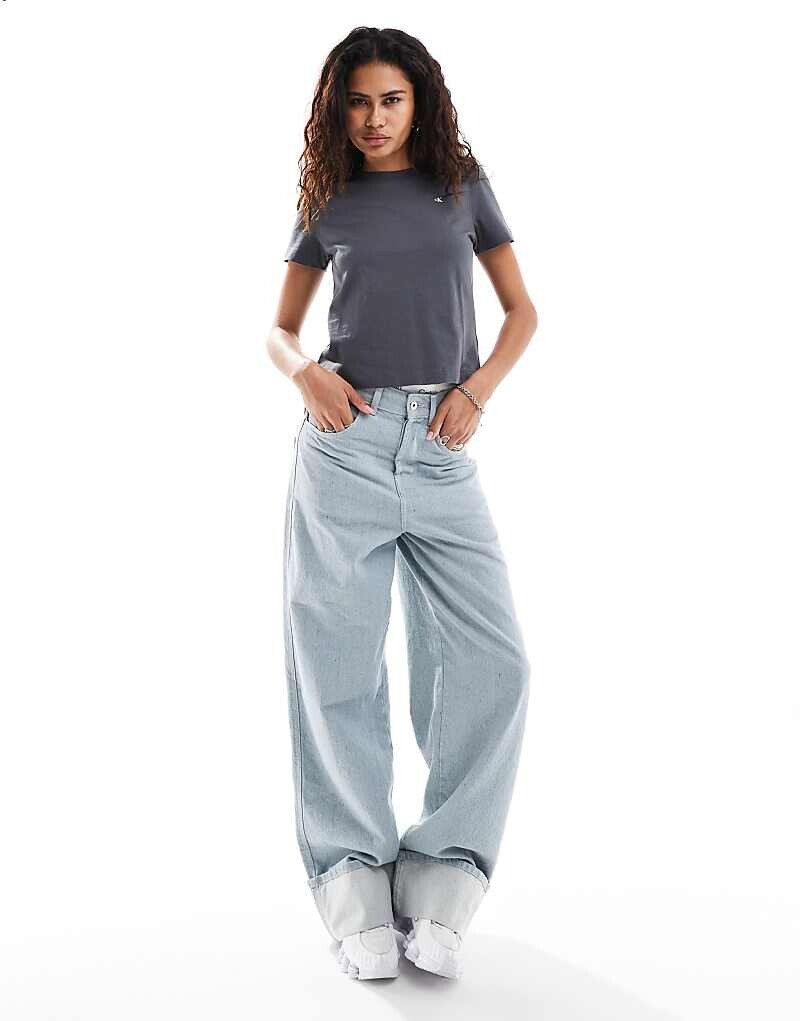 

Calvin Klein Jeans – короткая футболка выстиранного черного цвета с принтом на спине