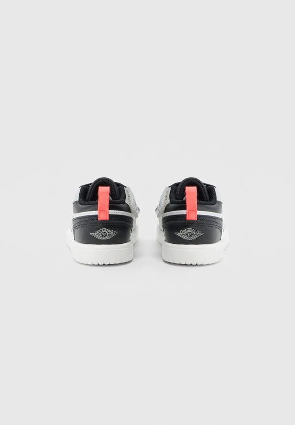 Низкие альтернативные детские туфли Jordan, Black/Summit White/Infrared/Neutral Grey — фото 3