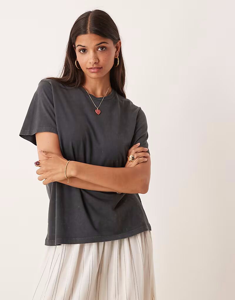 

Футболка ASOS DESIGN прямого кроя в стираном угольно-сером цвете