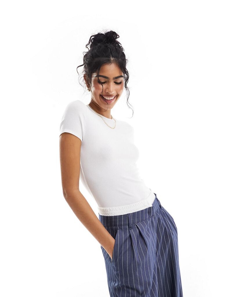 

Abercrombie & Fitch – белая футболка в рубчик