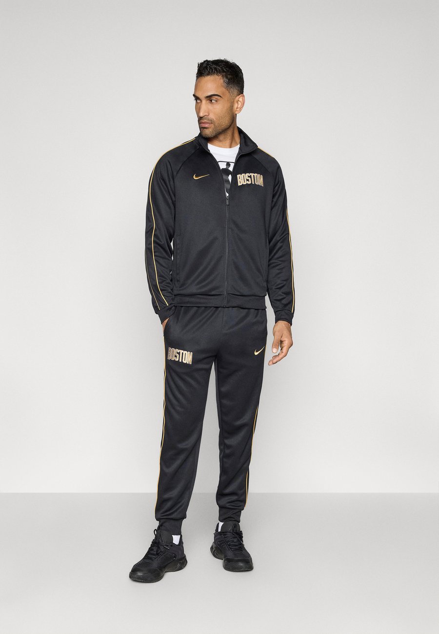 Спортивный костюм Nike Performance BOSTON CELTICS CITY EDITION TRACKSUIT, Black/Club Gold-Coloured/Black — фото 2