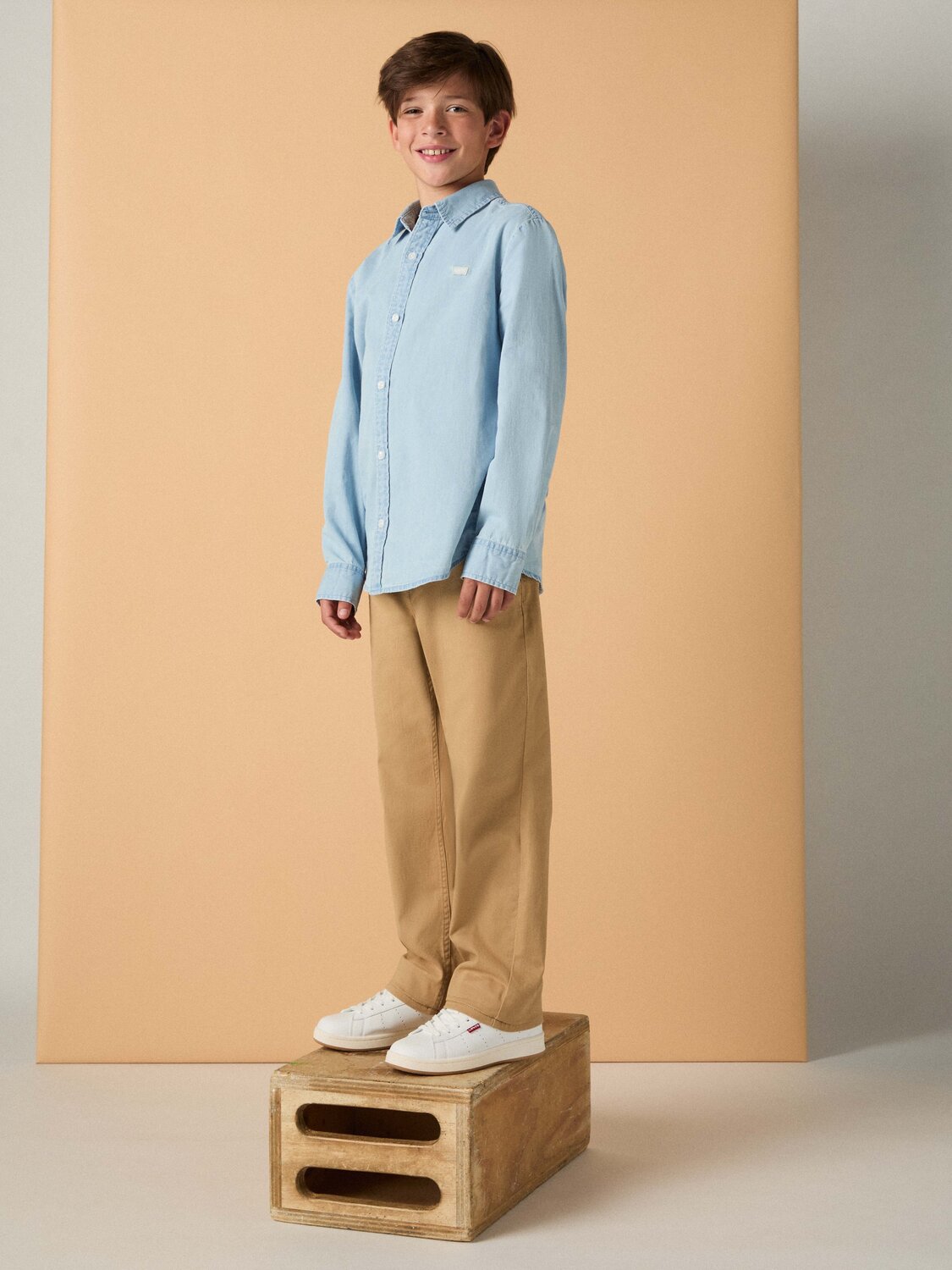 Levi's Kids Обычные брюки бежевого цвета — фото 3