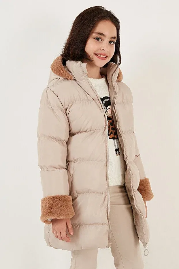Детский пуховик с капюшоном Soft Lined Hooded Puffer Coat Lela, Beige — фото 3