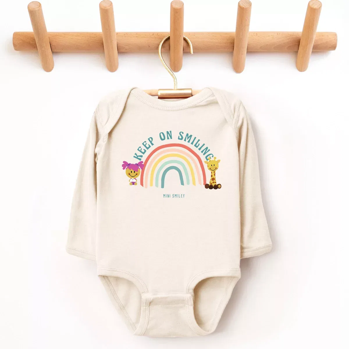 Детский боди-комбинезон с длинным рукавом с принтом Mini Smiley Keep On Smiling Rainbow The Juniper Shop, Natural — фото 2