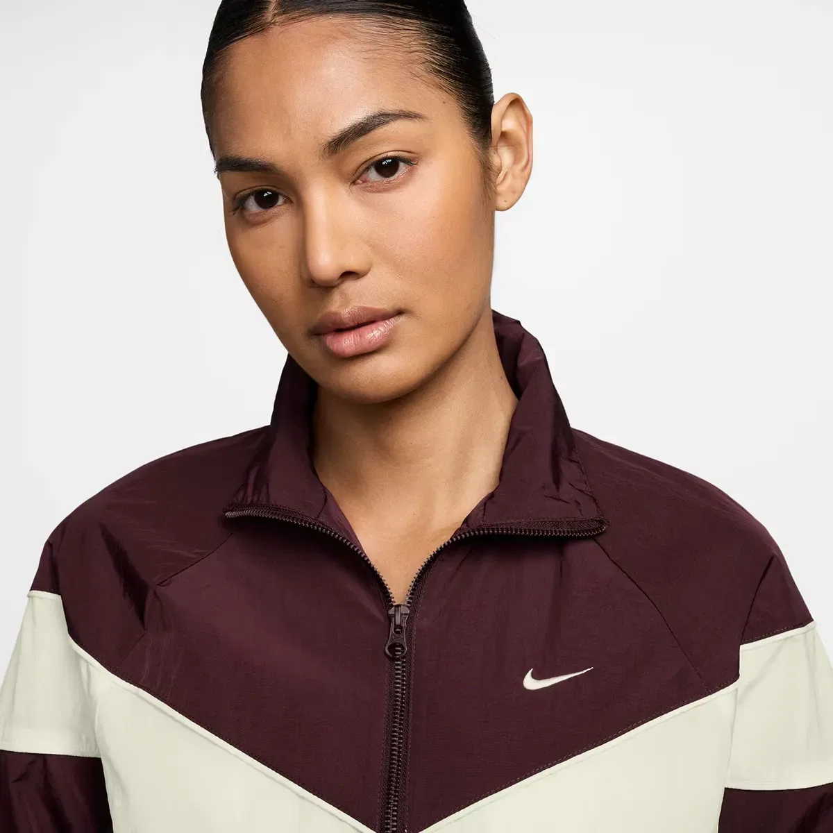 Женская куртка Windrunner Nike, Burdeos — фото 3