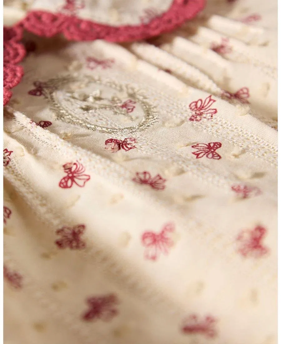 Платье с вышитым бантом из 100% хлопка с кружевной отделкой, Little Girls Embroidered-Bow 100% Cotton Pointelle Lace-Trim Mini-Print Dress MeMoi, Red Bud — фото 3