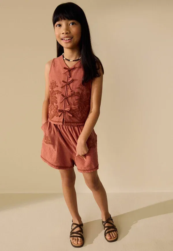 Комплект из жилета и шорт с цветочным узором Regular fit - textured applique waistcost shorts set - waistcoat Next, rust brown, коричневый