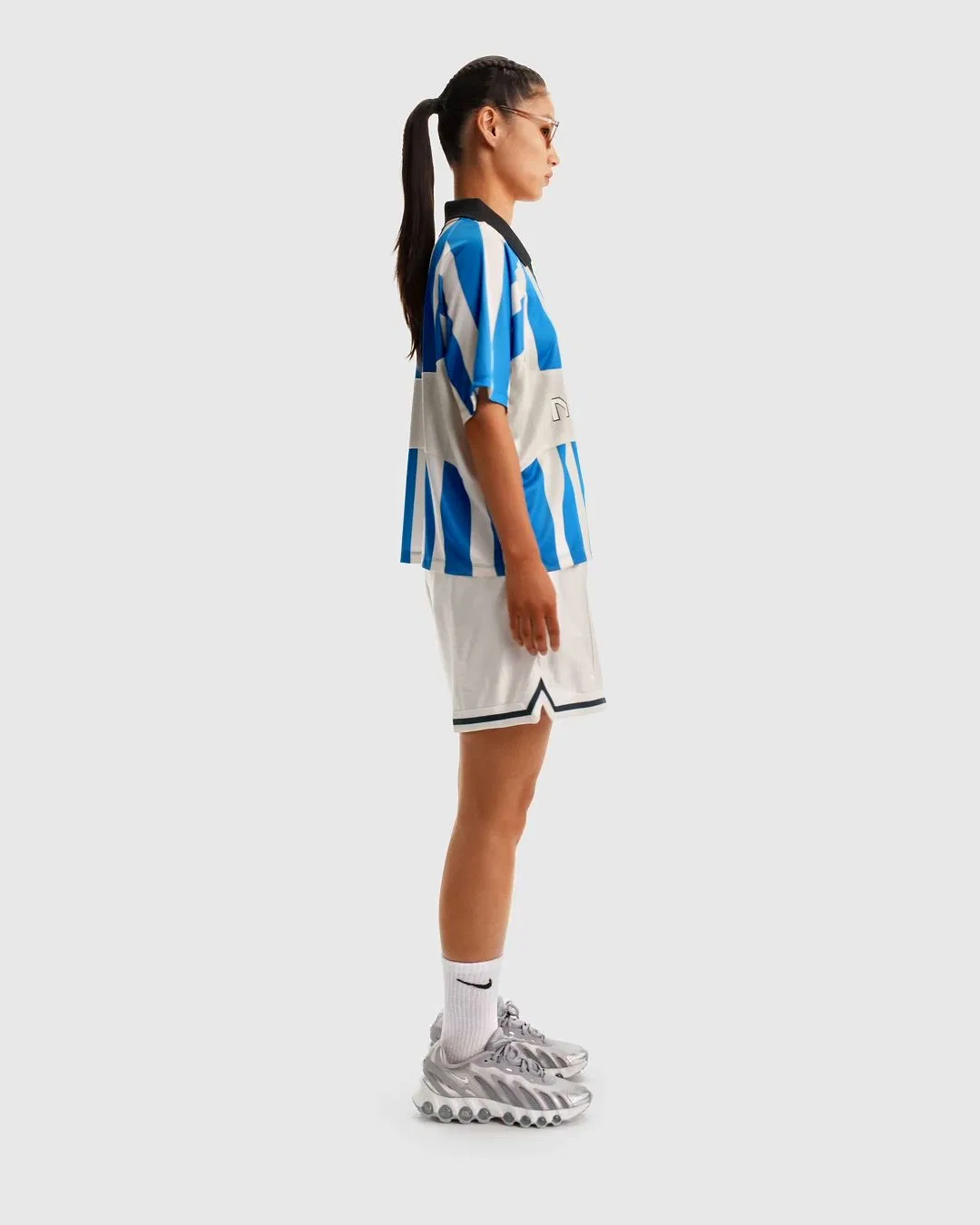 Женская футболка оверсайз с V-образным вырезом NIKE, Light Photo Blue — фото 2