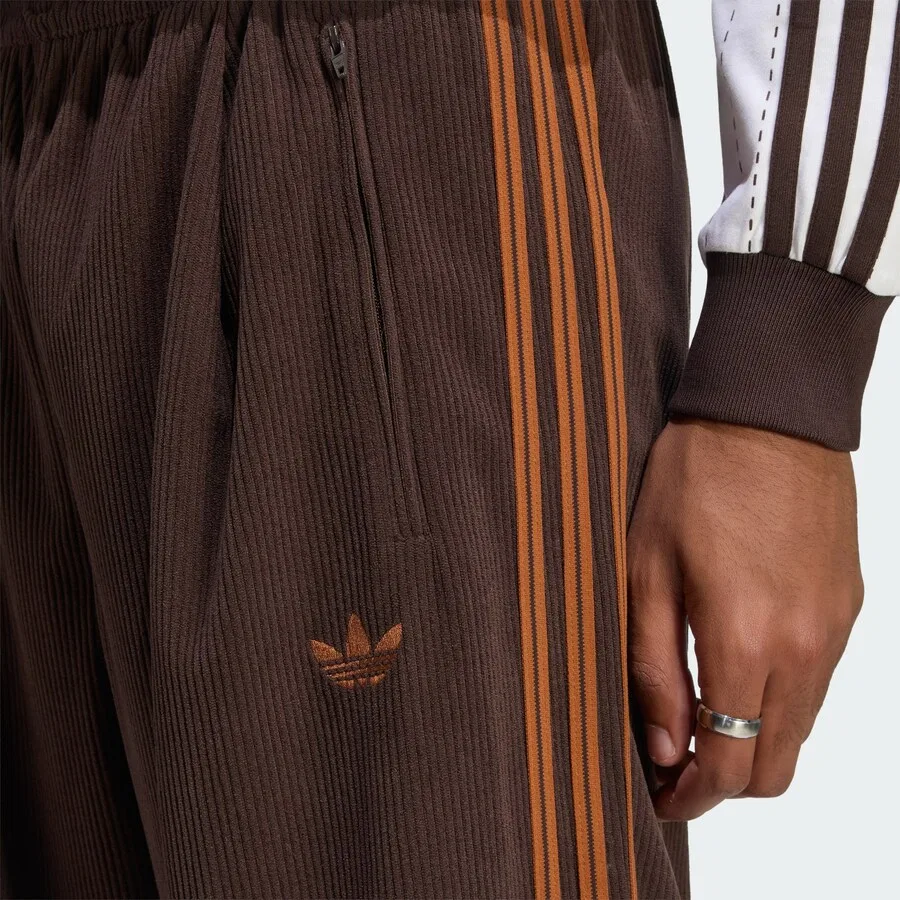 Брюки ADIDAS ORIGINALS свободного кроя со складками спереди, цвет «Firebird», темно-коричневый — фото 3