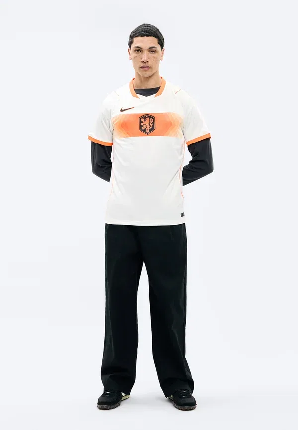 Футбольная джерси с вышивкой Netherlands 2026/27 Stadium Away Nike Performance White/Hyper Crimson/Black, белый/черный/малиновый — фото 2
