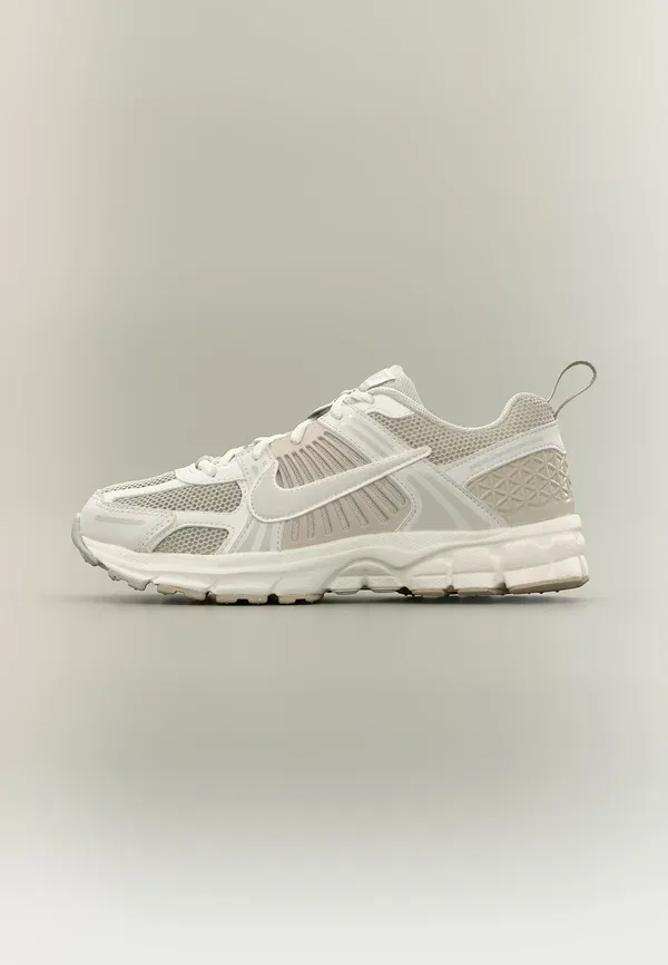 Кроссовки из текстиля и синтетики Vomero 5 Nike Sportswear Phantom, Light Bone, Cream, Sail, White, белый/черный/кремовый