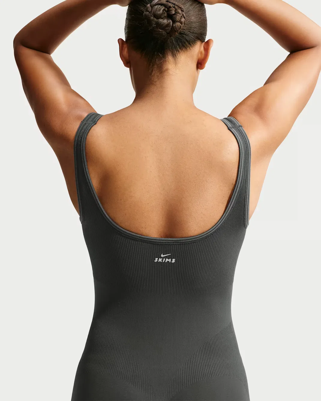 Женский боди с вырезом-лодочкой и шириной 5 дюймов NikeSKIMS Ribbed Seamless, NSKM Obsidian/NSKM Armor — фото 2