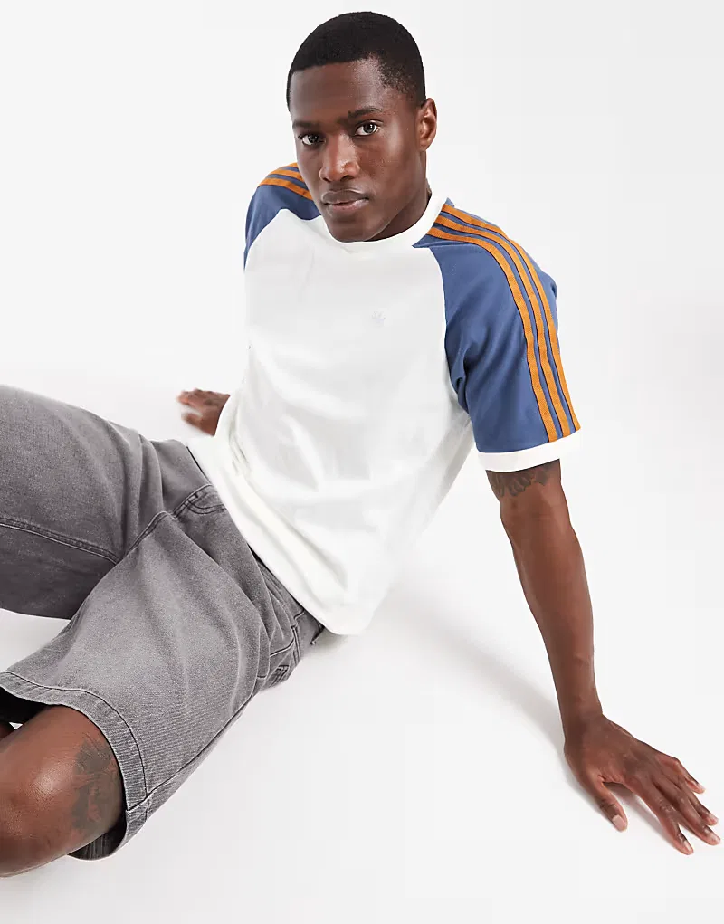 Футболка-реглан Adidas Originals, кремовый и темно-синий