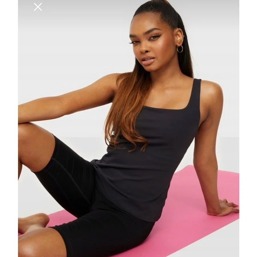 Женский топ-майка Nike Yoga Luxe Shelf-Bra Dri-Fit Black, Черный — фото 3