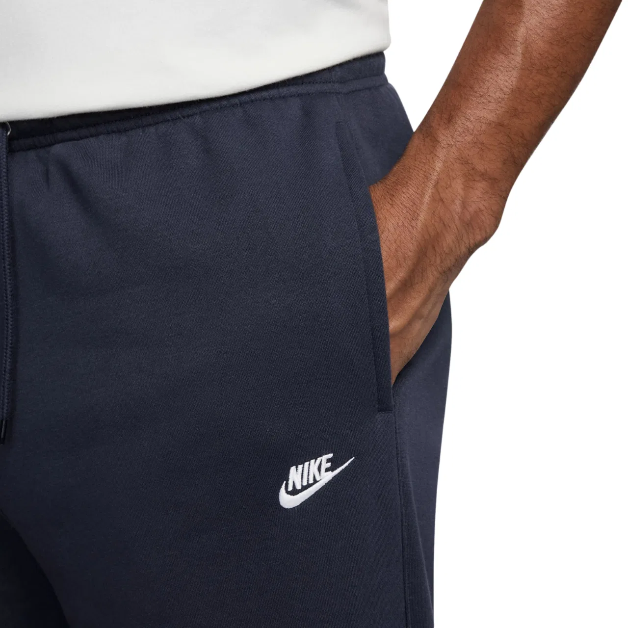 Мужские брюки с открытым низом Club Open Hem Pants Nike, Obsidian/White — фото 3