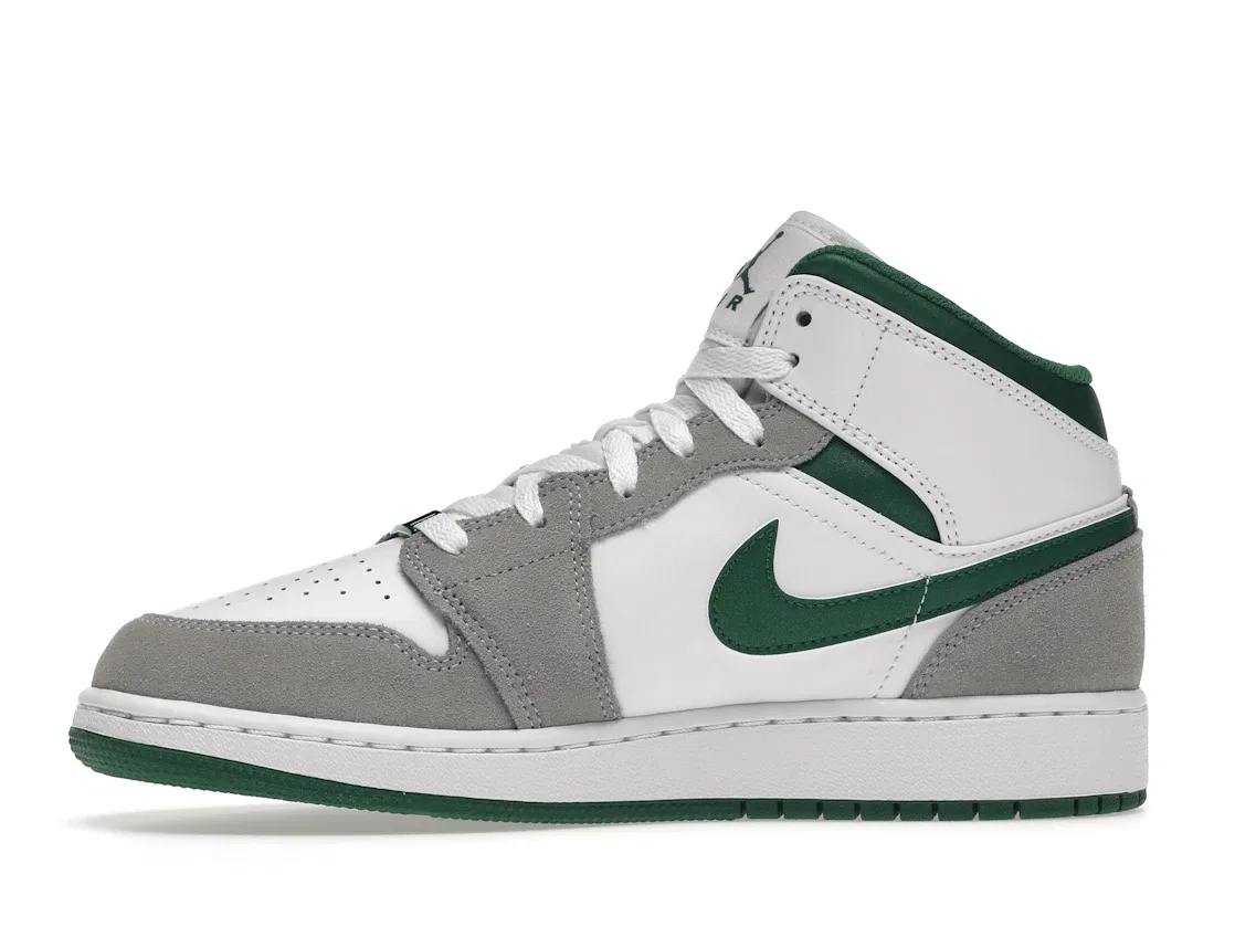 Детские кроссовки для мальчиков с замшевыми вставками Jordan 1 Mid SE Jordan, White/Pine Green-Light Smoke Grey — фото 3
