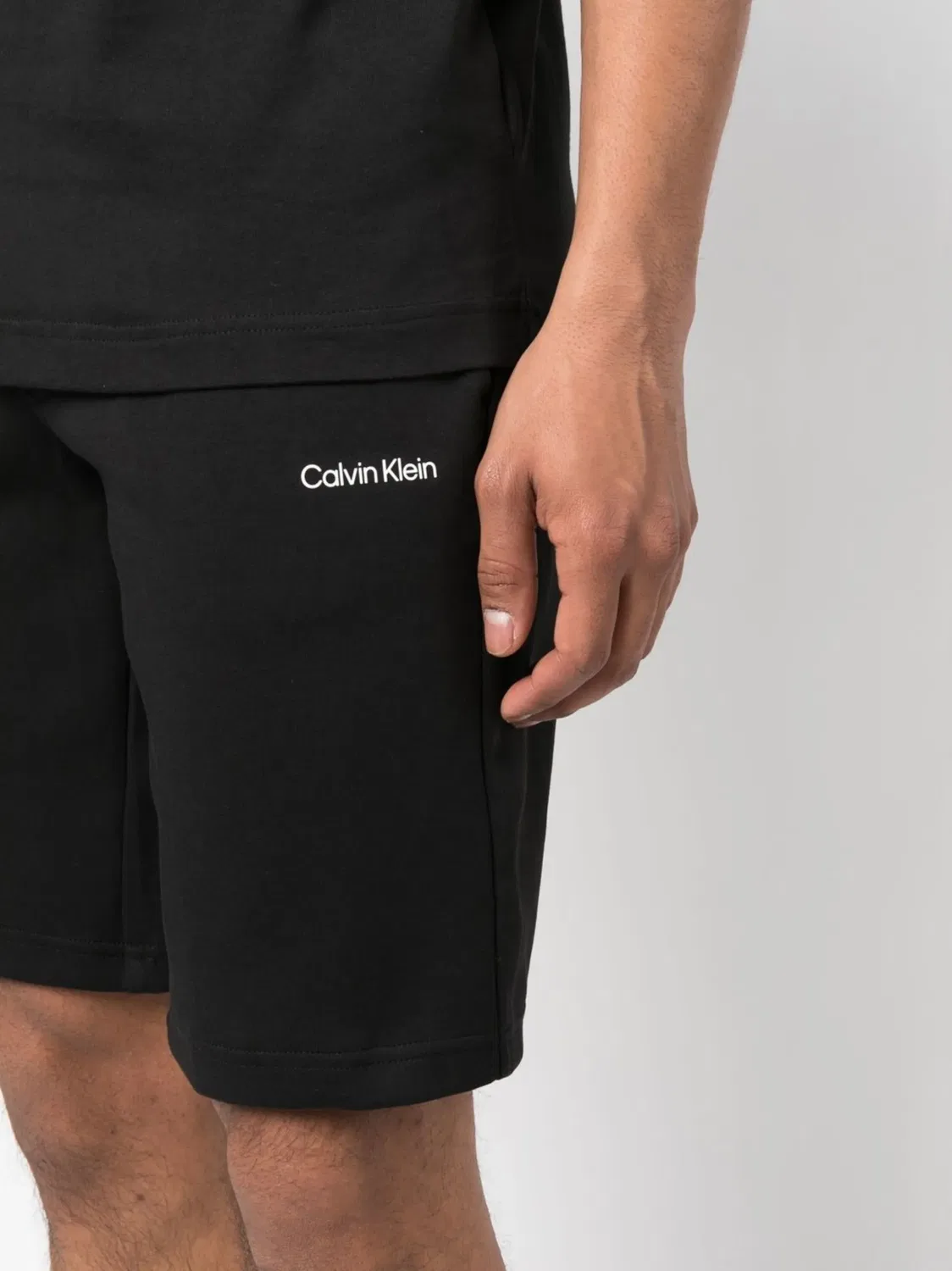 Шорты-бермуды черные Calvin Klein, черный — фото 2