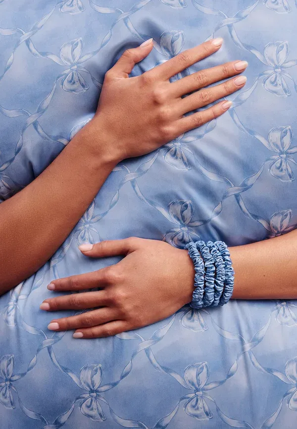 Комплект из 4 резинок для волос Pure Silk Skinny Scrunchies Slip, cornflower — фото 4