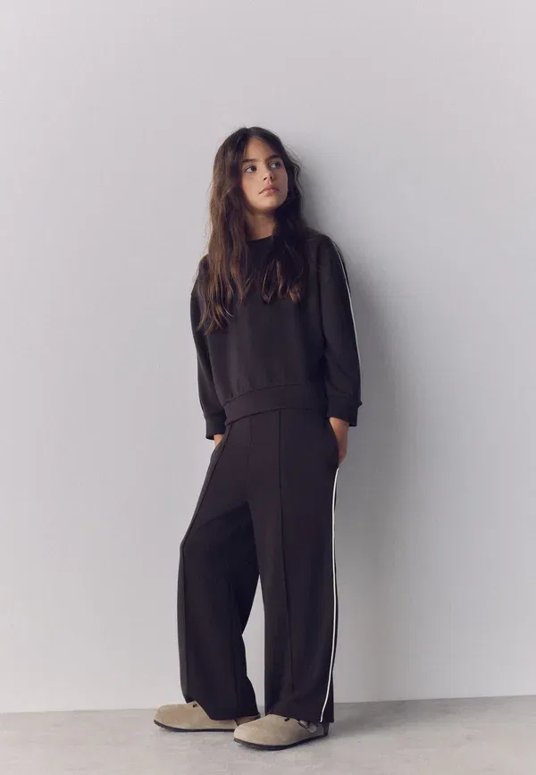 Спортивный костюм из джерси, модель Regular fit crew and wide leg joggers set, The Set, chocolate brown, коричневый/шоколадный