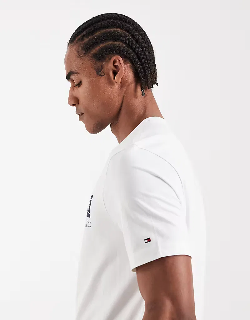 Футболка Tommy Hilfiger с графическим принтом на груди, стандартного кроя, белая — фото 4