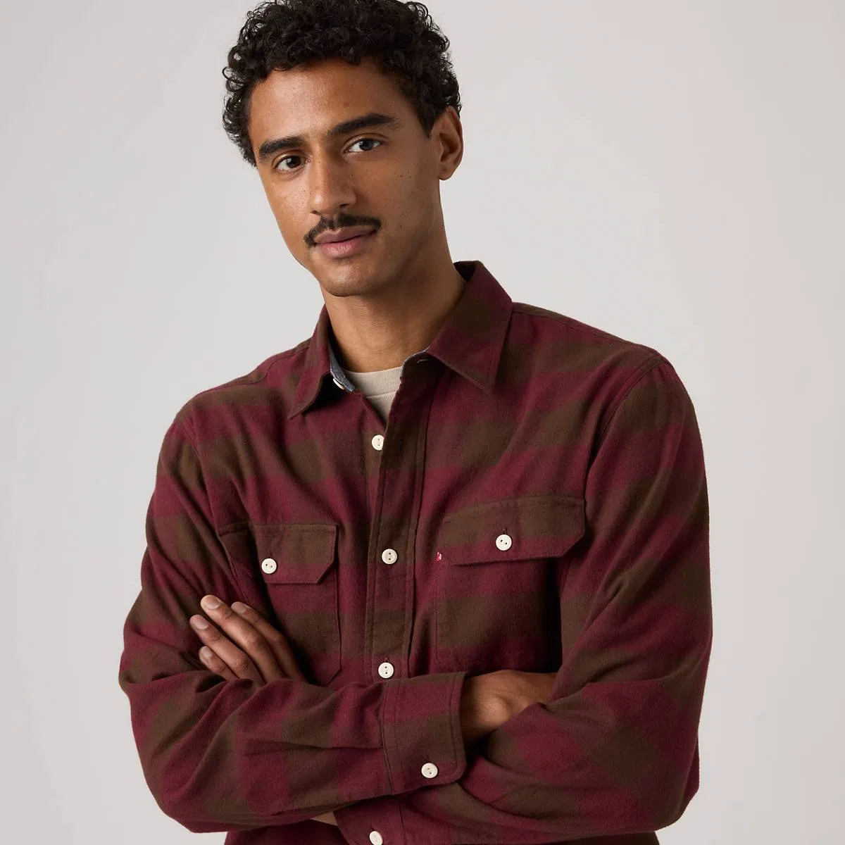 Классический непринужденный рабочий стиль в фланелевой рубашке Levi's, Bandurria Plaid Chicory - Red — фото 2