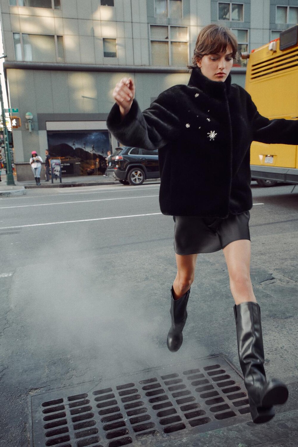

Пальто из искусственного меха с драгоценными декорациями коллекция zw ZARA, черный