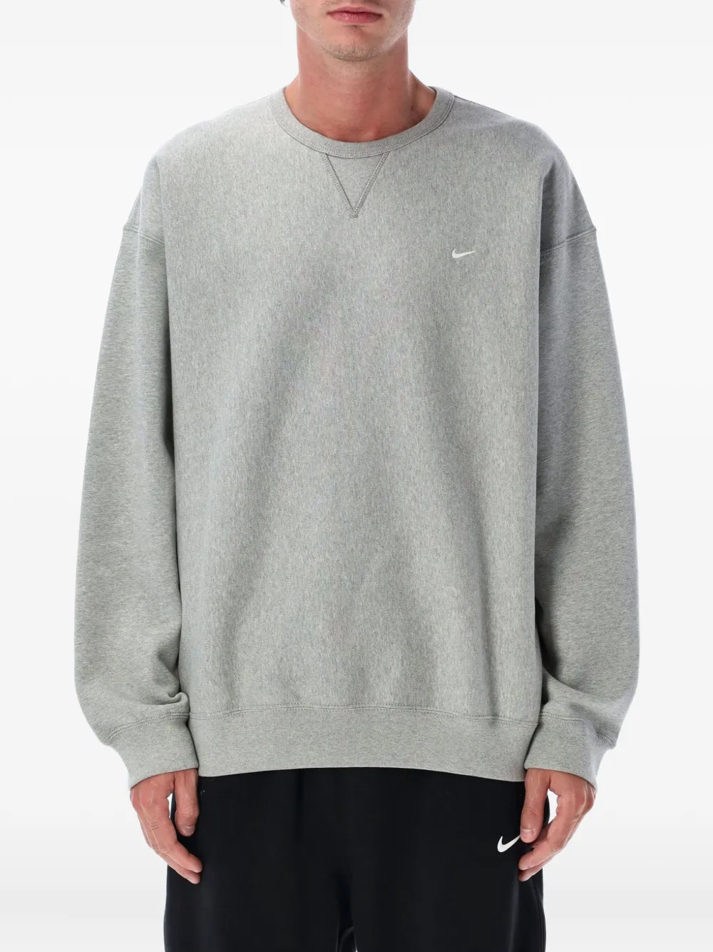

Толстовка с круглым вырезом и вышивкой Swoosh Nike, серый