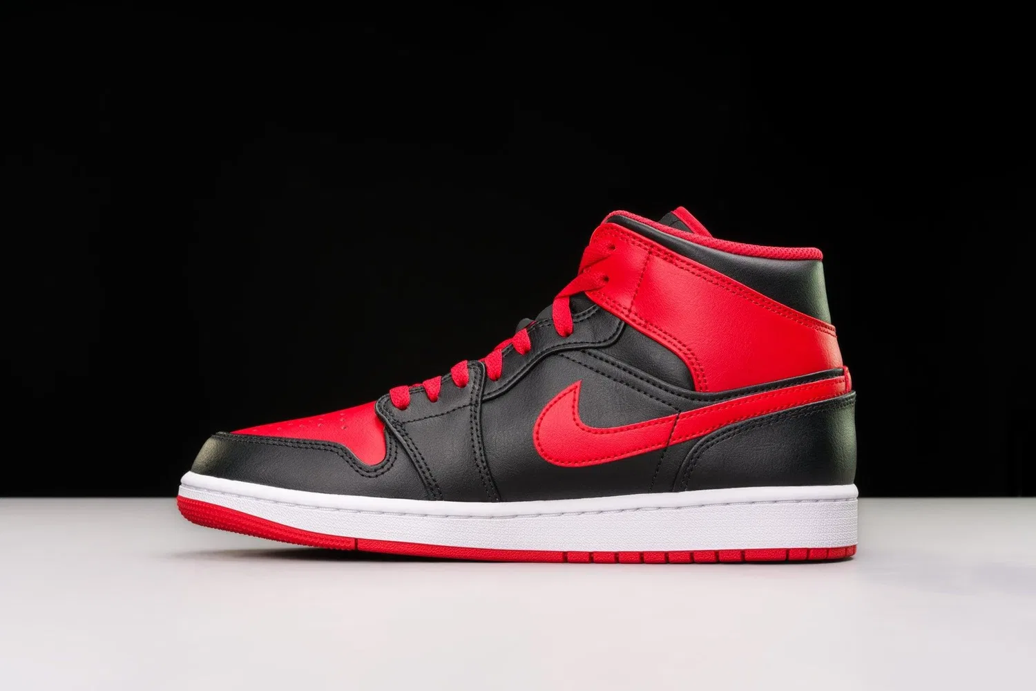 Детские кроссовки для мальчиков кожаные Air Jordan 1 Mid Alternate Bred NIKE, Black Fire Red White — фото 2