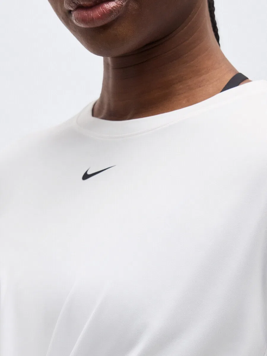 Спортивная футболка NIKE Performance Shirt 'ONE CLASSIC' белого цвета — фото 3
